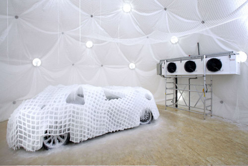 Eliasson's BMW art car in der Kühlhalle, natürlich mit regenerativ erzeugter Kälte.